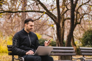 yakışıklı bir adam onun laptop üzerinde çalışma 