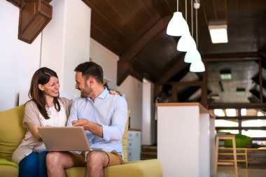 Çift internet tarama gülüyor