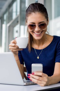 Güzel kız e-posta okuma heyecanlı 