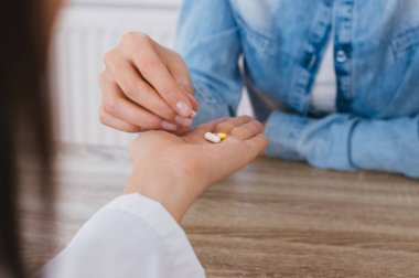 kadın doktor hapları vermeye