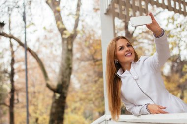 sonbahar sonbahar park selfie alarak kadında 