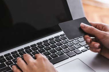  dizüstü bilgisayar ile kız 