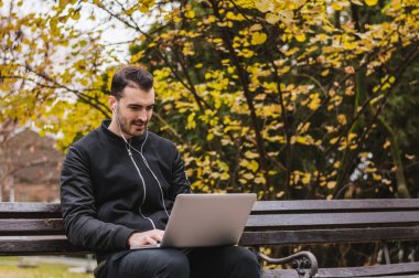 Bir dizüstü bilgisayar ile mutlu neşeli hipster adam