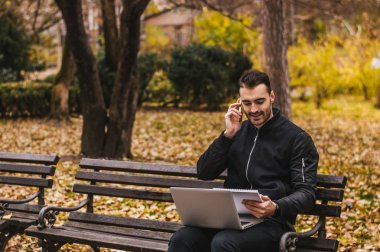 parkta çalışan adam.