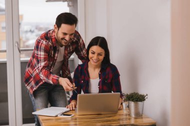 Genç çiftin birlikte çalışma.