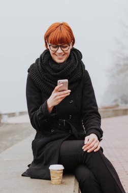 Kadın üstünde hareket eden telefon arama 