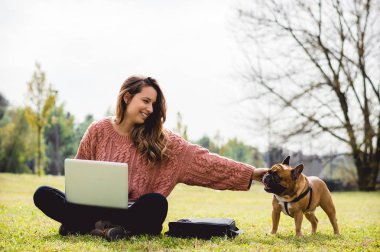 Köpek sonbahar Park ile kız.