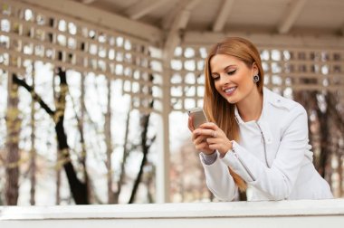 Kadın kısa mesaj okuyor