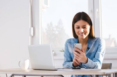  Öğrenci dizüstü bilgisayar ile öğrenme 