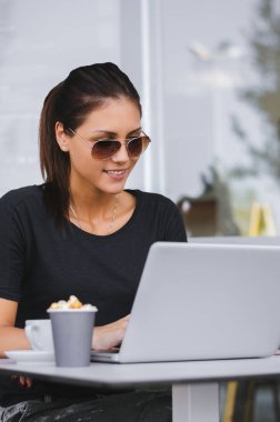 kadın bilgisayar ve patlamış mısır ile