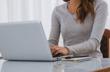  ofiste dizüstü kullanarak eller