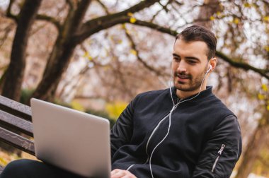 yakışıklı bir adam onun laptop üzerinde çalışma 
