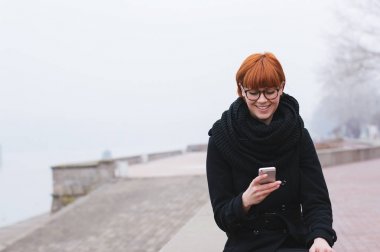 Çekici kadın Smartphone kullanarak