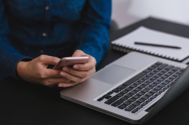 Akıllı telefon kullanarak eller