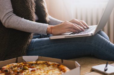 dizüstü bilgisayar ve Pizza ile kız