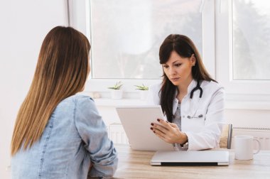 kadın doktor ve hasta. 