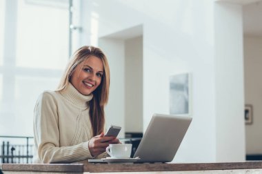 Mobil cep telefonu arayan kadın 