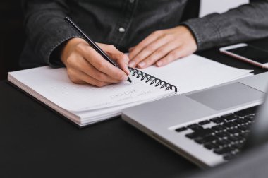 elleri kalem defter üzerinde yazma ile 
