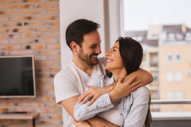 Çiftler kucaklaşıp gülümsüyor