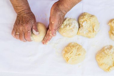Büyükanne'nin el hamur yoğurmak 