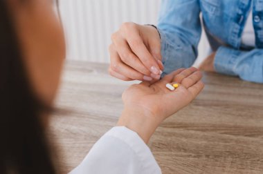 Doktor ilaç vererek.