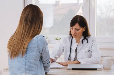 Doktor tıbbi reçete yazma