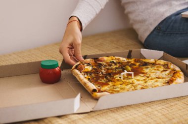  pizza bir dilim kapma el