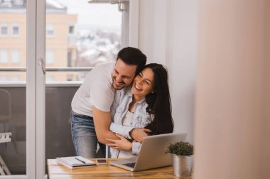 güzel çift birbirlerine sarılma. 