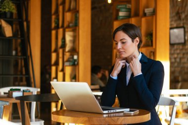 bir kafede çalışıyor bir iş kadını görüntüsünü. 