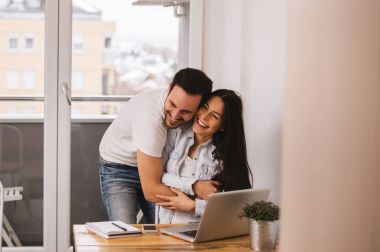 Mutlu çifte sarılma 