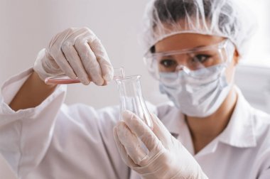 Laboratuvarda kadın bilim adamı