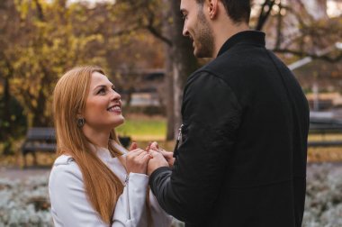 Ona bir şey söylüyor