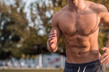 Uygun adam çalıştıran. 