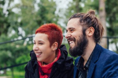 Mutlu çift düşünme ve yana doğru seyir 