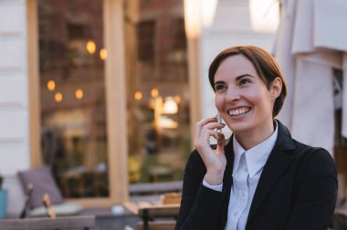  Evet neşeli genç kadın