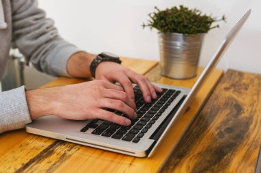  dizüstü bilgisayar kullanarak eller