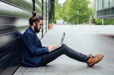 Dizüstü bilgisayar ile sakallı adam 