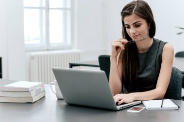 Blog yazısı yazma iş kız.