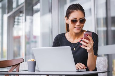 hareket eden telefon arayan kız 