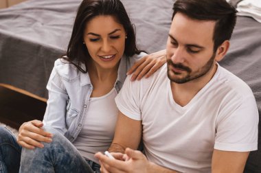  bir cep telefonu kullanarak çift