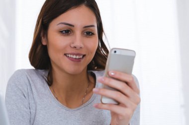 evde onun akıllı telefon kullanan kız
