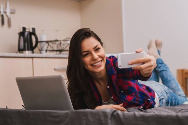 Genç bir kadın selfie çekiyor. 