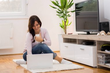 Dizüstü bilgisayar kullanan genç kadın 