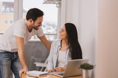 Seven genç çift dizüstü bilgisayar kullanarak 