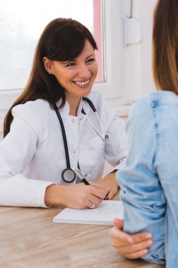 Doktor ve hasta görüşüyorlar 