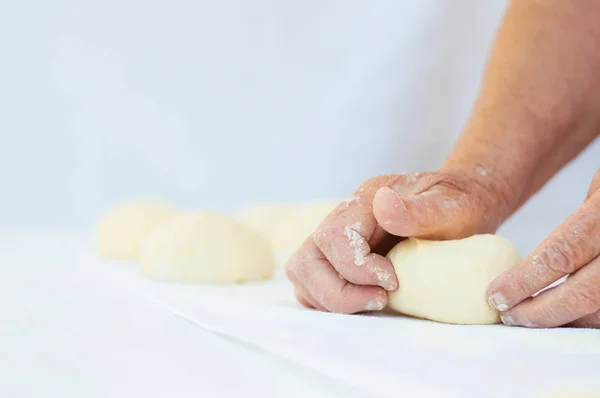 Fazendo massa pelas mãos da avó . — Fotografia de Stock