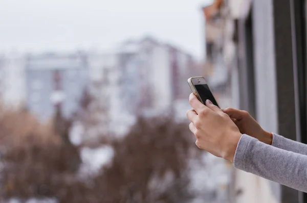 Hände halten Mobiltelefon — Stockfoto