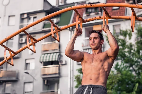 Uomo muscolare durante il suo allenamento — Foto Stock