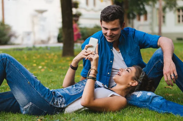 Молодая пара проверяет мобильный телефон — стоковое фото