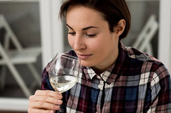 女人在家与一杯红酒 — 图库照片